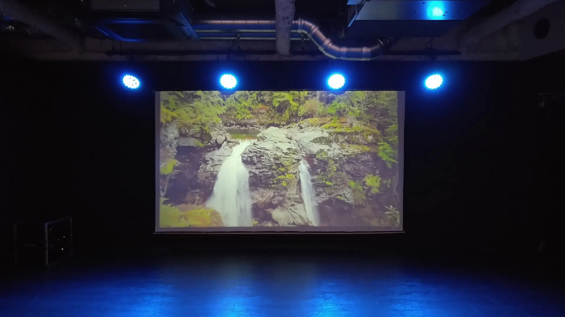 ESP GROOVE LOUNGE TOKYO のステージにプロジェクター設置。